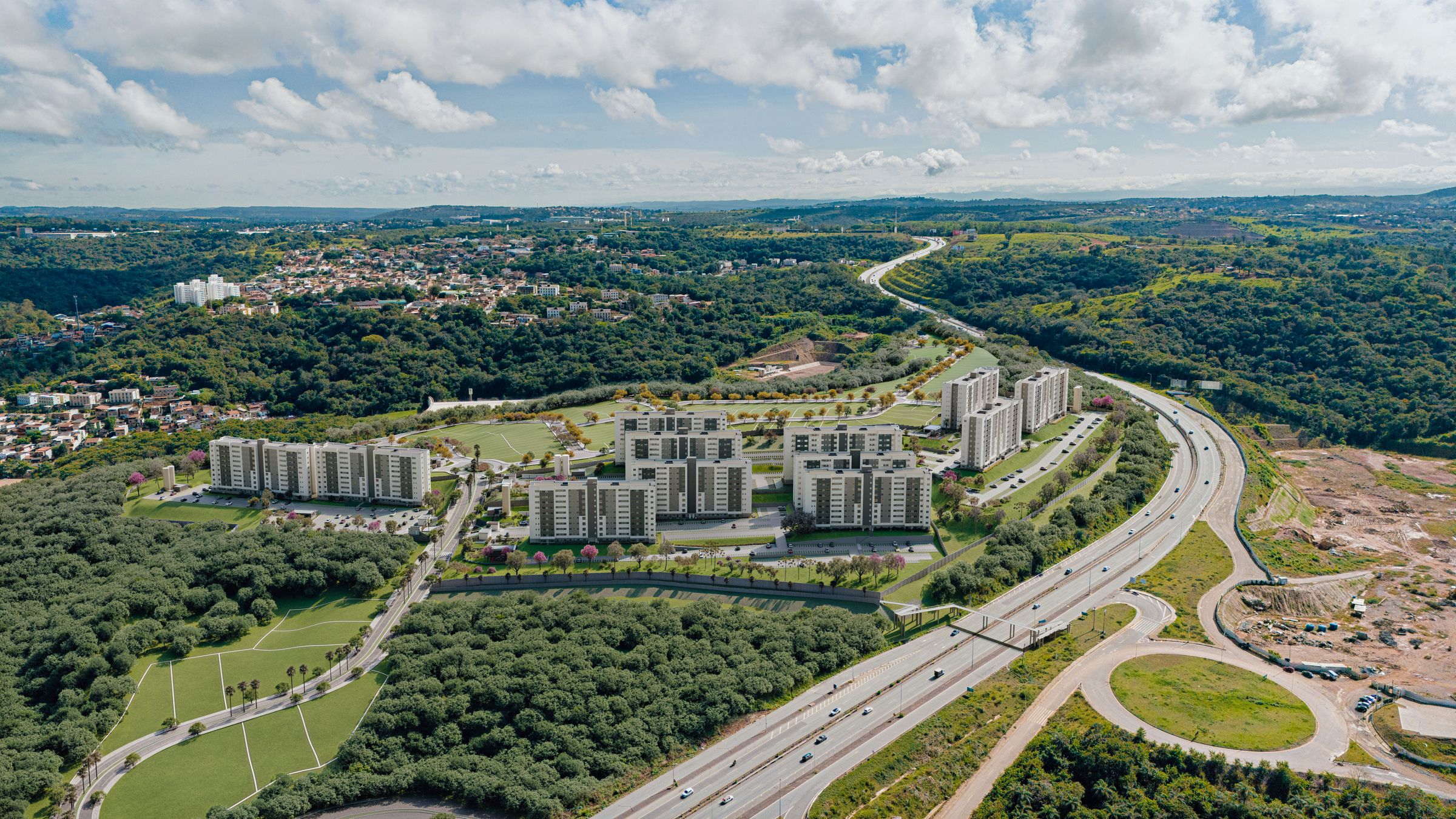 Vista aérea do terreno do Bairro Bellare com a Linha Verde à esquerda e as quadras do loteamento