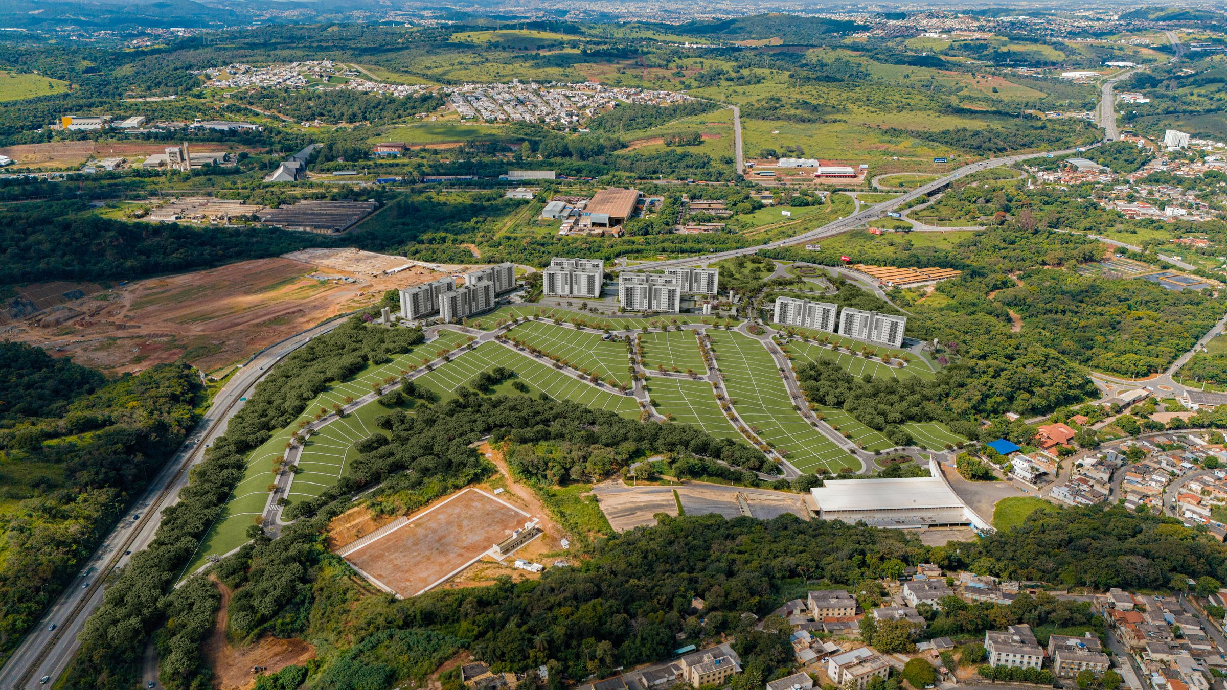 Vista aérea do Bairro Bellare às margens da Linha Verde, com as torres do Botticelli Residencial