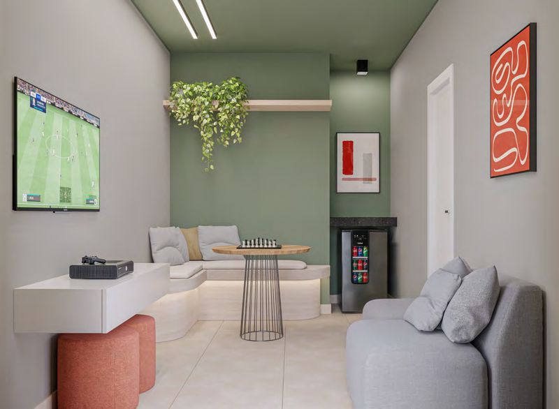 Sala de jogos com sofá, TV e mesa